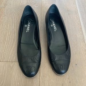 CHANEL Logo leather flats size 40 ½